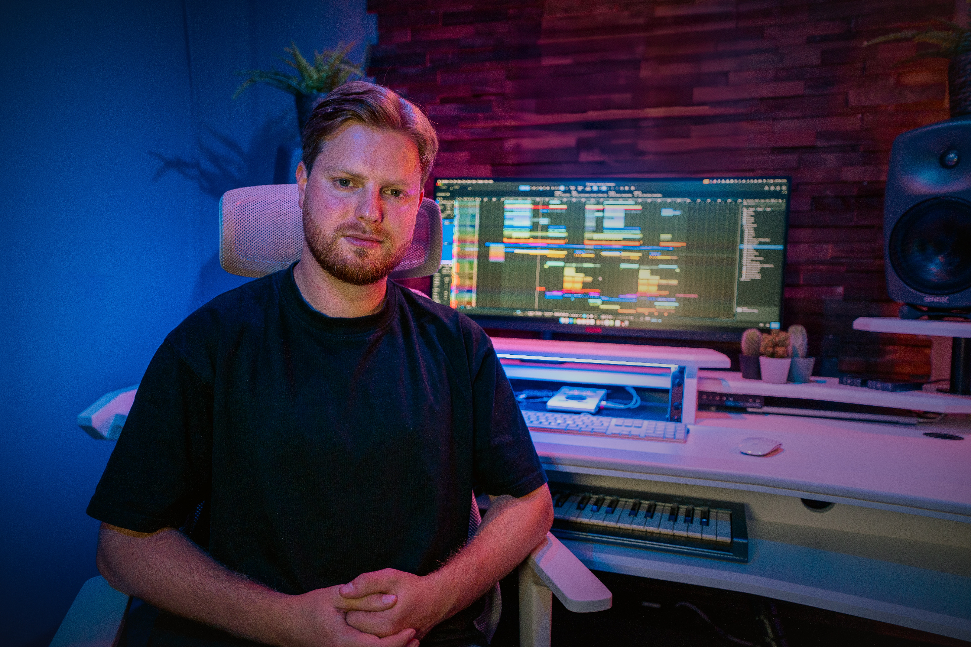 Reinout — harder styles producer & sound designer in his studio